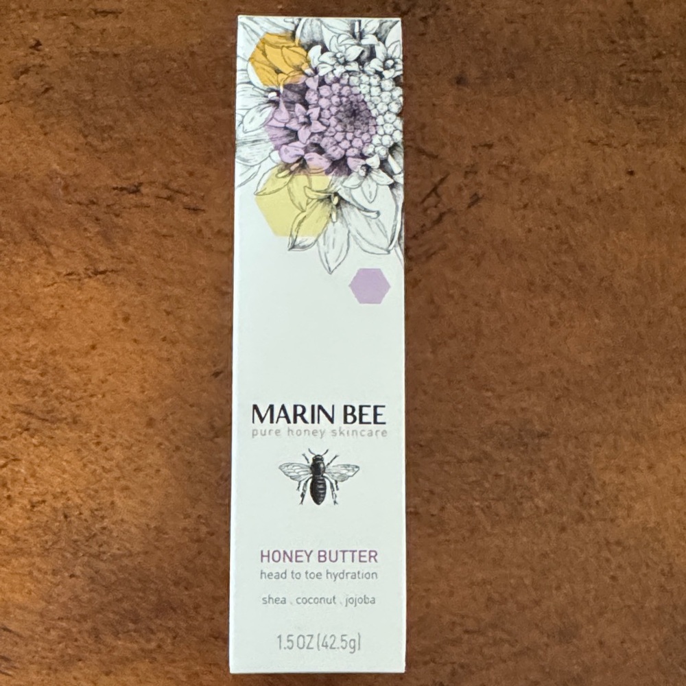 Marin Bee Skincare Set with Floral Design - Picture 4 of 8
